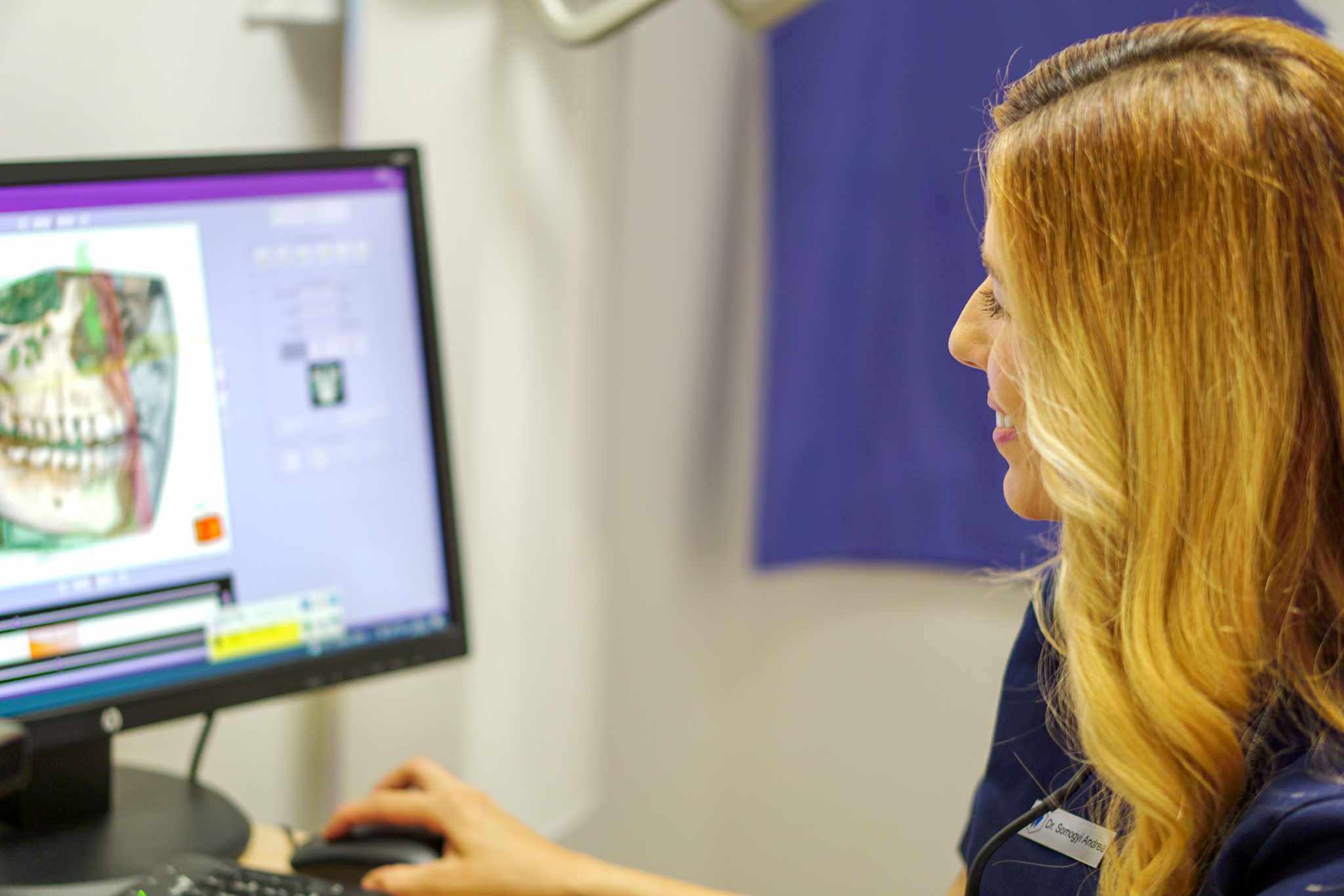 Dr. Somogyi Andrea digitális fogpótlási tervet értékel